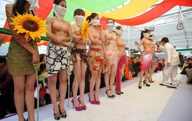 Một cuộc so tài độc nhất vô nhị và rất phản cảm vừa diễn ra giữa 8 họa sĩ cao tuổi và cũng là những nghệ nhân của Học viện Mỹ thuật Trung Quốc và Học viện Mỹ thuật Tứ Xuyên khi cuộc so diễn ra trên... thân hình bán nude của người mẫu nữ.