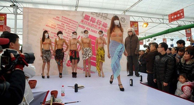 Đây không phải lần đầu tiên việc vẽ trên người mẫu bán nude, nude diễn ra ở Trung Quốc.