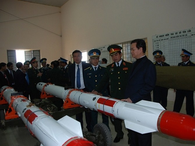 Các loại tên lửa hàng không tiên tiến cho Su-30MK2 được trưng bày cho Thủ tướng và Bộ trưởng Bộ Quốc phòng kiểm tra.