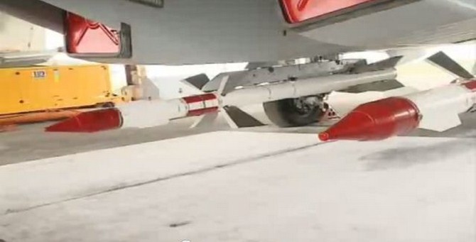 Cận cảnh những tên lửa đối không được lắp trên giá treo vũ khí của máy bay Su-30MK2 Việt Nam.