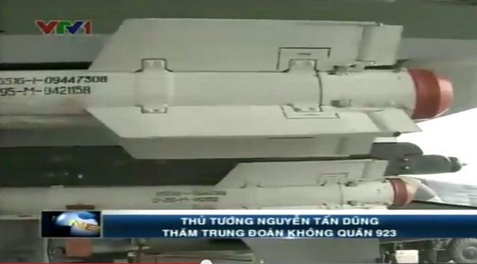 Cận cảnh phần đuôi của một tên lửa đối không (có thể là R-73) ở trạng thái sẵn sàng chiến đấu trên Su-30MK2.