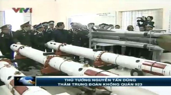 Thủ tướng Nguyễn Tấn Dũng cũng không quên nhắc nhở các cán bộ, chiến sỹ, sỹ quan... Trung đoàn 923 nhanh chóng nắm vững trang thiết bị, vũ khí khí tài hiện đại để sẵn sàng bảo vệ Tổ quốc.