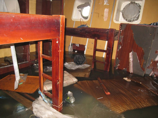 Bên trong phòng thủy thủ, nước ngập ngang chân giường.