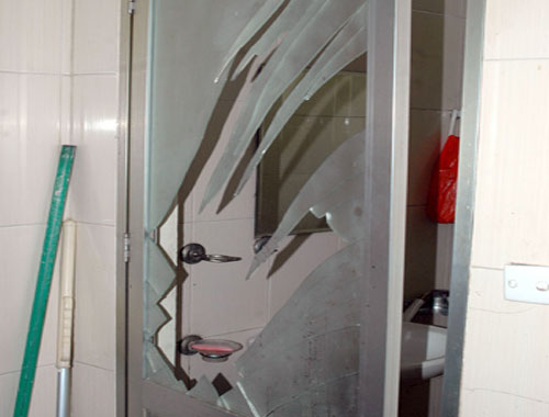 Nhóm côn đồ hung hãn phá cửa nhà vệ sinh để hành hung cụ bà 90 tuổi. Ảnh DT.