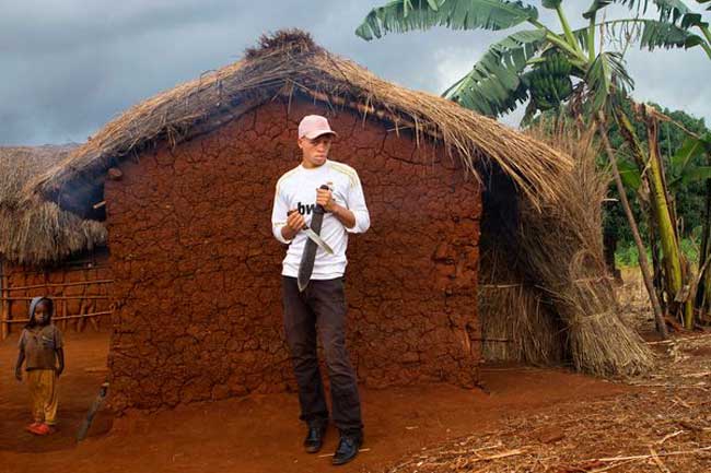 Maajabu phải mang theo dao để phòng thân. Anh đã phải chối bỏ nơi chôn rau cắt rốn để tới nơi an toàn hơn, dù bị những người trong làng tấn công nhưng với tin đồn về sự hung dữ của mình anh được an toàn tới hiện tại.