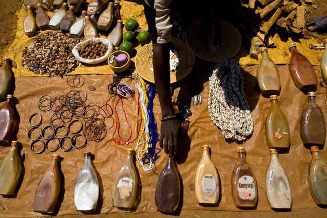 Các tiểu thương bày bán 