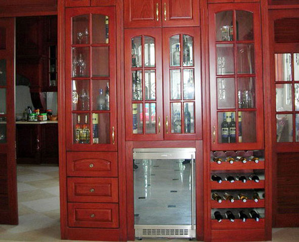 Tủ rượu bằng gỗ trong phòng ăn