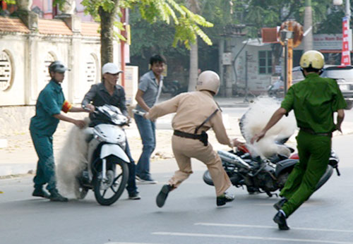 ha-noi-hoc-thanh-hao-dung-luoi-chong-dua-xe-Phunutoday.vn.jpg