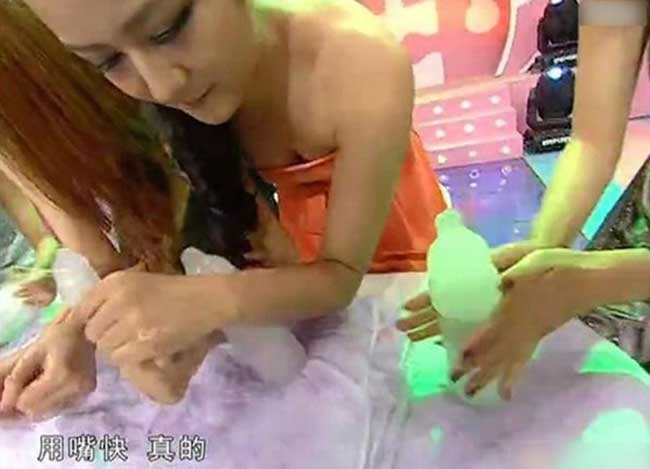 Trong một chương trình tại Đài Loan, một game show cũng gây sốc với 4 thí sinh ăn mặc hở hang và có nhiệm vụ mút kẹo sao cho giống... cái ấy nhất.