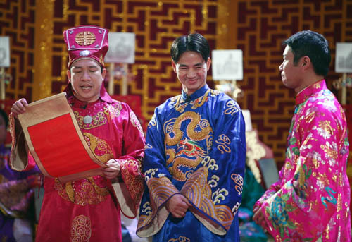 Bắc Đẩu-Công Lý (phải), Nam Tào-Xuân Bắc (giữa) và Táo Kinh tế-Quang Thắng (trái) trong chương trình Gặp nhau cuối năm – Táo quân 2013.