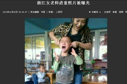 Nụ cười của cô giáo khi nhấc bổng học sinh bằng tai.