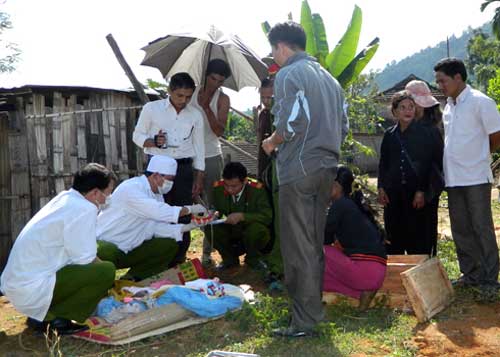 Công an đang khám nghiệm hiện trường vụ giết con gây chấn động vì hận tình (ảnh VNE)