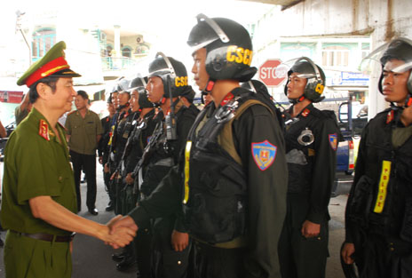 Trung tướng Phạm Quý Ngọ kiểm tra tại chốt đóng quân của K20 tại ngã tư An Sương (quận 12)