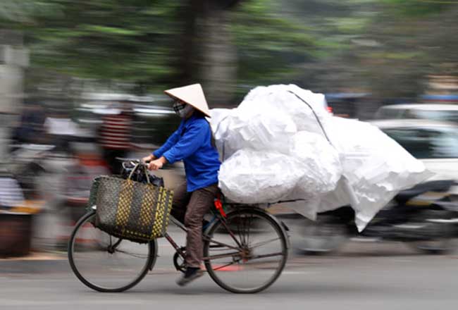 Theo công bố của Bộ Tài chính, tổng nợ của Việt Nam tính đến hết năm 2011 là 1,392 triệu tỷ đồng, tương đương 66,8 tỷ USD. Tương đương nợ công mỗi người là 800 USD.