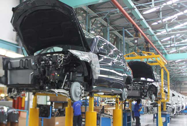 Theo công bố của hãng xe Mercedes-Benz trong năm 2012 đã giao tới 2000 xe cho khách hàng Việt Nam là cũng là một trong những thị phần cao nhất của hãng này trên thế giới.