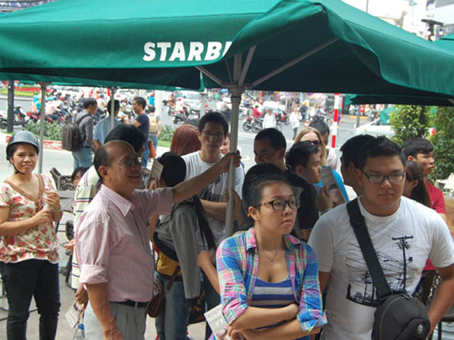 Cửa hàng Starbucks đầu tiên ở Việt Nam khai trương vào chiều 1/2, nhiều người đã kéo đến, xếp hàng chật cứng...Lần đầu tiên xuất hiện ở Việt Nam, cà phê nhãn hiệu Starbucks thu hút sự chú ý, hiếu kỳ của nhiều người, nhất là giới trẻ. Được biết, chiều ngày 1/2, dòng người đến chờ mua cà phê tràn ra cả lề đường.