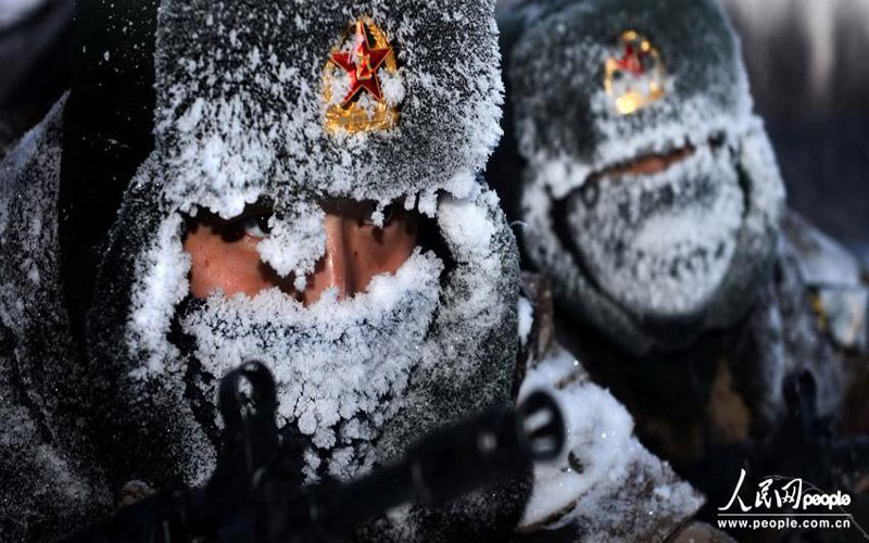 Trong điều kiện thời tuyết lạnh buốt khiến mọi thứ đều đóng băng thì quân đội thuộc quân khu Thẩm Dương vẫn miệt mài tham gia diễn tập, trang phục của họ băng tuyết bám đầy...