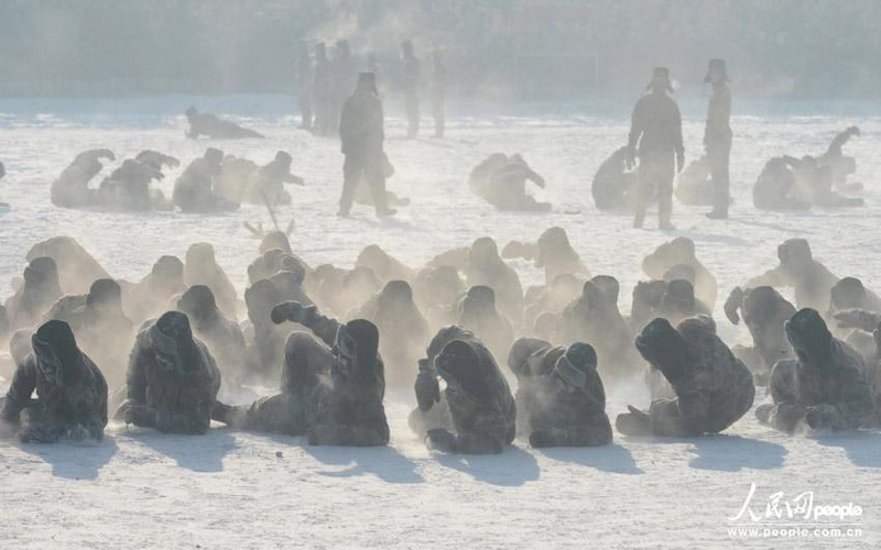 Quân đội thuộc quân khu Thẩm Dương lăn lộn trong tuyết...