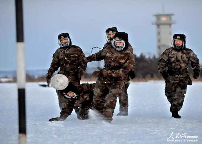Hình ảnh những binh lính thuộc quân khu Thẩm Dương giải trí băng môn thể thao đá bóng trên băng tuyết sau những giờ huấn luyện phá sức trong ngày... (Theo ĐVO)