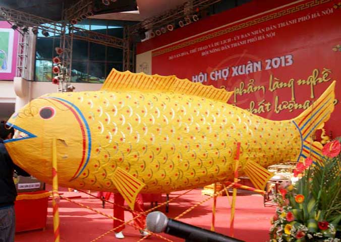 Điểm nhấn của Lễ hội là hình mô phỏng cá chép bằng giấy cao hơn 1m, dài 3,5m, bếp nấu truyền thống dài 1m, rộng 0,7m và 3 ông đầu rau (3 chiếu mũ Táo quân) do các nghệ nhân làng gốm Bát Tràng thực hiện.