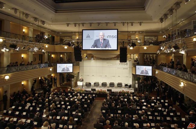 Phó tổng thống Mỹ Joe Biden, Ngoại trưởng Nga Sergei Lavrov, lãnh đạo phe đối lập Syria Moaz al-Khatib, Đặc phái viên Liên Hiệp Quốc và Liên đoàn Ả Rập về Syria Lakhdar Brahim đã tham dự hội thảo này, theo tin tức từ AFP.