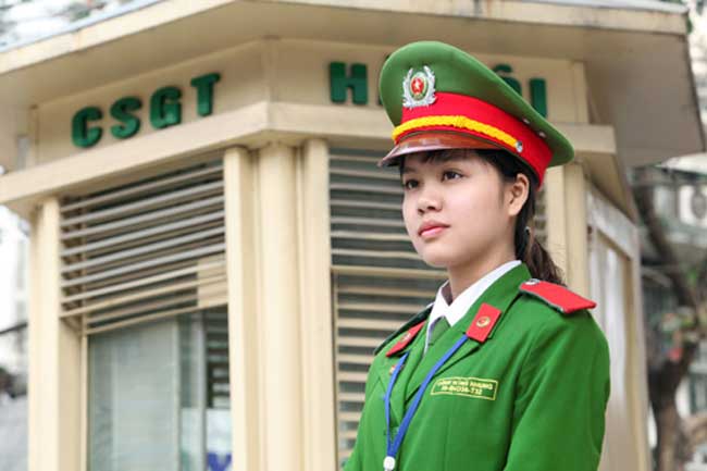 Cô cũng cho biết dù đứng chốt mời một tuần nhưng đã gặp rất nhiều các trường hợp nam thanh niên đi xe tới gần chỗ cô đừng buông những lời khó nghe, tục tĩu.