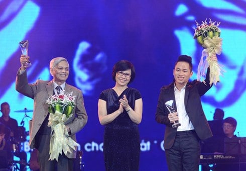    Tối 3/2, ca sĩ Tùng Dương (phải) và nhạc sĩ Doãn Nho (trái) lên sân khấu chương trình Bài hát yêu thích ở Hà Nội để nhận giải nhất tháng 2 cho ca khúc 