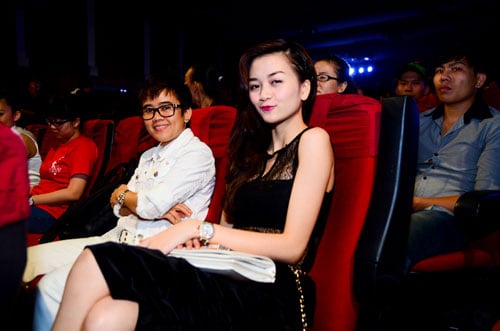 Phương Uyên tiếp tục đi cùng với Thiều Bảo Trang đi xem chương trình trao giải 