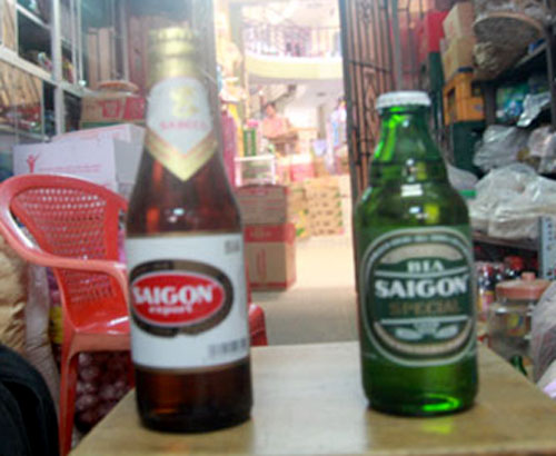 Theo chị Quan Thị Ngọc Giàu, hàng xóm nhà vợ chồng anh Trần Minh Hùng nhận xét, vỏ của loại bia Sai Gon Special màu xanh mỏng, dễ vỡ hơn vỏ loại chai bia Sai Gon đỏ.