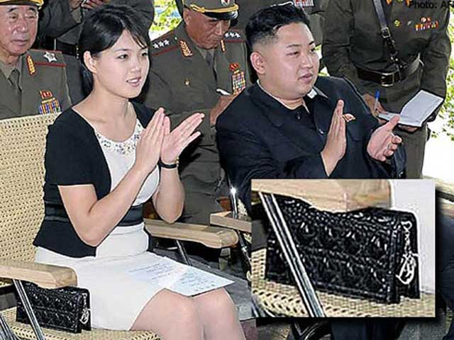   Ngoài Kim Jong Un, đệ nhất phu nhân Triều Tiên cũng được cho là thích dùng đồ hiệu. Trong một chuyến đi thăm thao trường của một đơn vị quân đội cùng ông Kim Jong-Un, bà Ri Sol-Ju đã xuất hiện cùng một chiếc túi xách màu đen với biểu tượng chữ D của hãng thời trang nổi tiếng Christian Dior. Bà Ri Sol-Ju mặc chiếc váy màu trắng, khoác áo ngoài ngắn tay màu đen, bên cạnh là chiếc túi xách nhỏ. Hai vợ chồng nhà lãnh đạo Kim Jong-Un cùng ngồi theo dõi buổi diễn tập ngoài trời của các binh sĩ. 