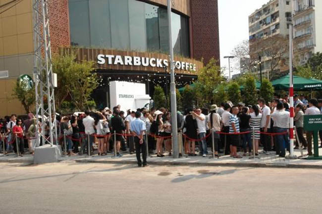 Hàng chục người xếp hàng dài để mua cafe