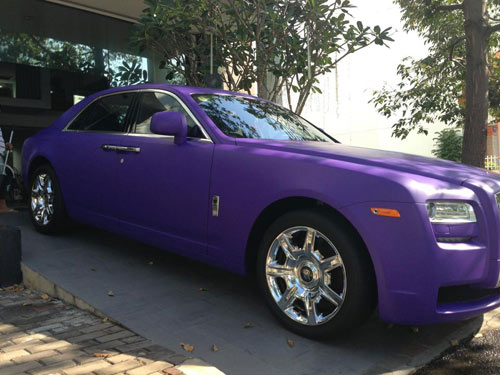 Theo giới thạo xe cho biết, chiếc Roll-Royce Ghost màu tím này không phải được chủ nhân của nó phủ sơn, mà chỉ được bọc bằng lớp giấy dán. Và khi mà chủ nhân của chiếc xe lên tiếng thì đây có lẽ là đáp án hợp lý nhất ở thời điểm này.