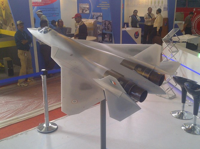 Mô hình chiến đấu cơ tàng hình thế hệ thứ năm FGFA của Nga và Ấn Độ, chính thức được giới thiệu tại triển lãm Aero India vào hôm 6/2.