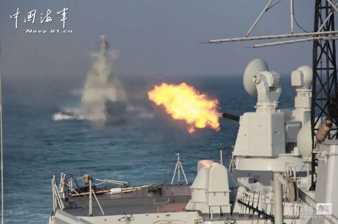 Ba tàu khu trục tên lửa Diêm Thành và Yên Đài (lớp Type 054A) và Thanh Đảo (lớp Type 052) nhả đạn ầm ầm trên Biển Đông.