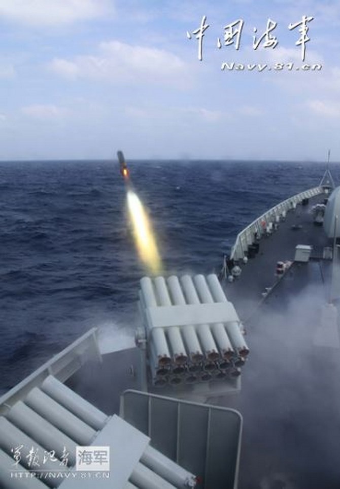 Tàu khu trục Trung Quốc phóng rocket chống tàu ngầm trên Biển Đông.