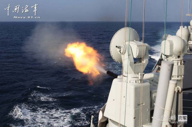 Tổ hợp pháo phùng thủ tầm gần Type 730 trên tàu chiến Trung Quốc nhả đạn phòng không.