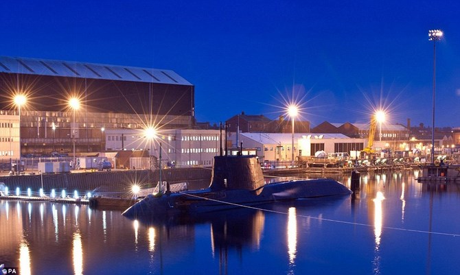 Tàu ngầm công nghệ cao HMS Ambush được hạ thủy vào ngày 14/9/2012, tàu được vận hành bởi kíp thủy thủ 103 người. Trên tàu có một vài phòng ngủ, mỗi phòng có 8 giường tầng.