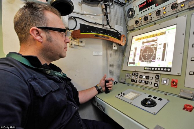 Trong phòng điều khiển, kỹ sư kỹ thuật Andrew Gee đang kiểm tra hệ thống lái của tàu.