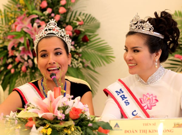 4 người đẹp đến từ Mỹ cùng Mrs World 1995 đến TP HCM mừng bà Kim Hồng nhận danh hiệu Đệ nhất Hoa hậu.