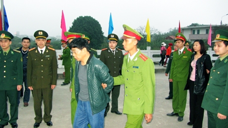 Hai người mang lệnh truy nã được công an Việt Nam trao trả cho phía Trung Quốc. Ảnh: Báo Quảng Ninh.