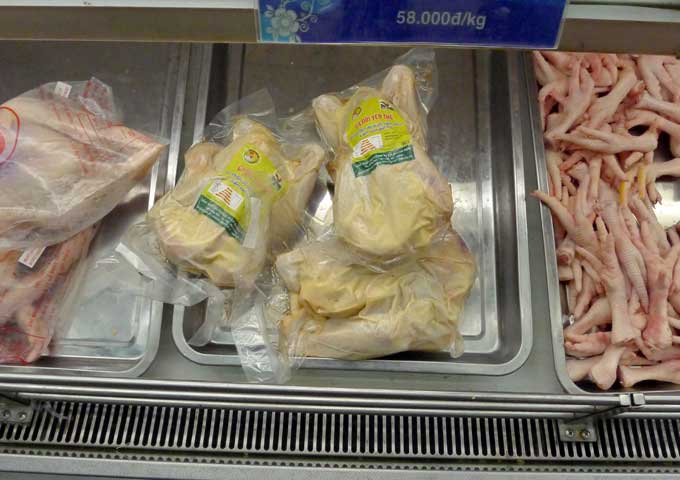 Ngoài bán cho các chợ đầu mối, gà Yên Thế còn được cung cấp cho các siêu thị của Hà Nội như BigC, Co.opmart, Hapro… mỗi ngày khoảng 600 con đã làm thịt, đóng gói và dán tem.