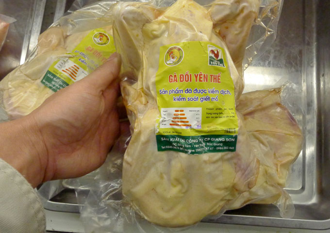 Gà đồi Yên Thế bán tại siêu thị Co.opmart Hà Nội, người tiêu dùng cũng chỉ biết căn cứ theo thông tin ghi trên bao bì, còn gà có phải Yên Thế không chỉ còn biết tin vào sự kiểm soát của siêu thị.