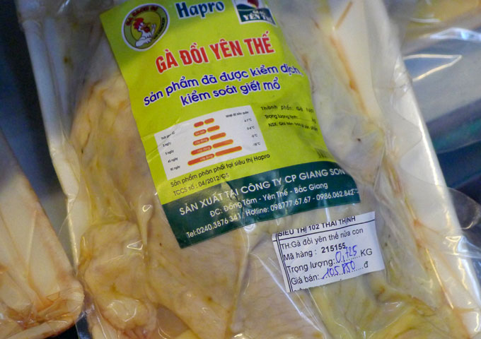 Giá mỗi kg gà Yên Thế tại các siêu thị khoảng 150.000 đồng/kg. Trong khi theo ông Hưng, giá gà Yên Thế xuất chuồng có 2 loại, gà mía lai giá từ 70 - 80 nghìn đồng/kg; gà ri lai từ 75 - 85 nghìn đồng/kg, tùy từng loại và tuổi gà. Nhưng trên bao bì sản phẩm không có thông tin về loại gà, tuổi gà nên chỉ có một mức giá chung.