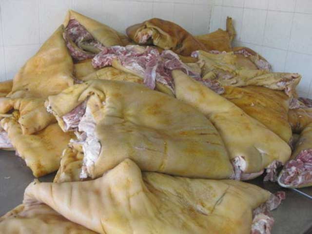 Theo thống kê, trong cả năm 2012, 61 tấn gà lông, 120.000 quả trứng gia cầm, 81,5 tấn sản phẩm từ gia súc, gia cầm không có nguồn gốc đã bị tịch thu tiêu   hủy riêng trên thị trường Hà Nội.