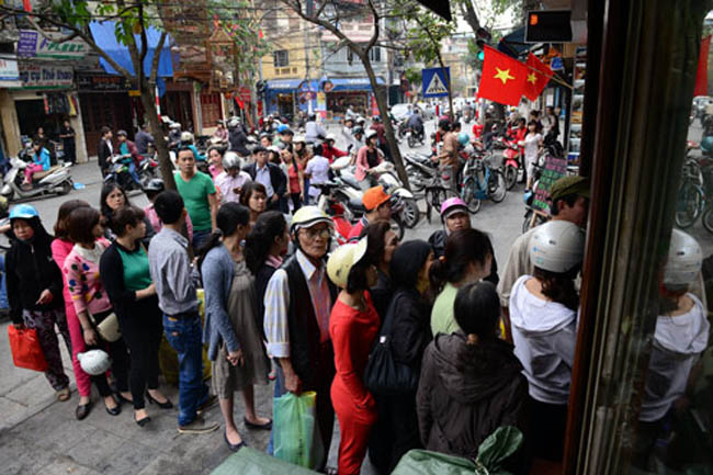  Sáng nay, cả trăm khách xếp thành hàng dài trên phố Hàng Bông (Hà Nội) để chờ mua bánh chưng và giò ăn Tết. Việc xếp hàng và mua theo chỉ tiêu khiến nhiều người nhớ lại cảm giác của thời tem phiếu ngày xưa.