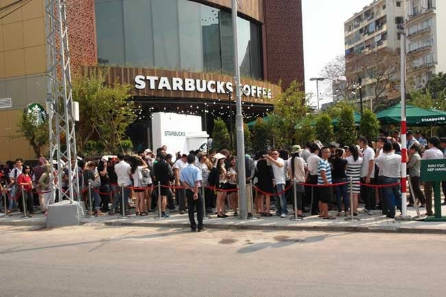 Trên thực tế có rất nhiều người trong số hàng trăm người xếp hàng mua cafe không biết gì về thương hiệu Starbucks, họ đội nắng, mất thời gian xếp hàng chỉ vì sính ngoại, muốn nếm mùi vị cafe nổi tiếng nước ngoài. (Ảnh VNE, GDVN)