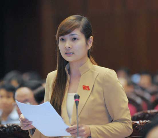Là một trong những đại biểu trẻ nhất của Quốc hội khóa XIII, Vũ Thị Hương Sen gây ấn tượng với các cử tri không chỉ bởi khuôn mặt xinh đẹp mà bằng sự liên hệ chặt chẽ với cử tri và những chất vấn phản ánh rõ băn khoăn, bức xúc của người dân.