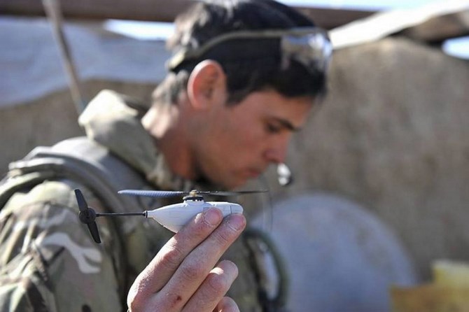 Các binh sỹ Anh ở Afghanistan sử dụng máy bay siêu nhỏ này để trinh sát những góc tường, hè phố hay những góc khuất sau vật cản để tìm kiếm phiến quân.