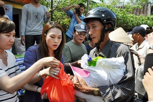   Sau khi trao quà xong, giám khảo của Vietnam Idol còn hát tặng bà con bài Quảng Nam yêu thương. 