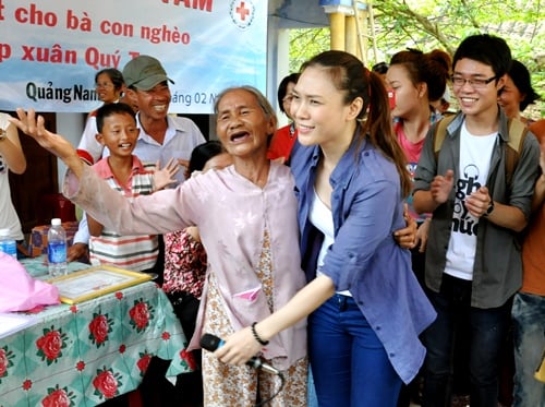 Ngay sau đó, một cụ bà cũng lên “đáp trả” Mỹ Tâm khiến không khí càng vui vẻ hơn.